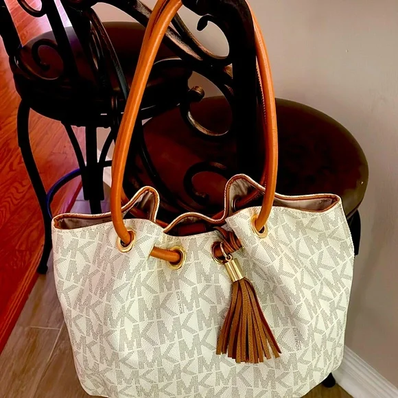 Authentic Michael Kors summer bag - Picture 1 of 6